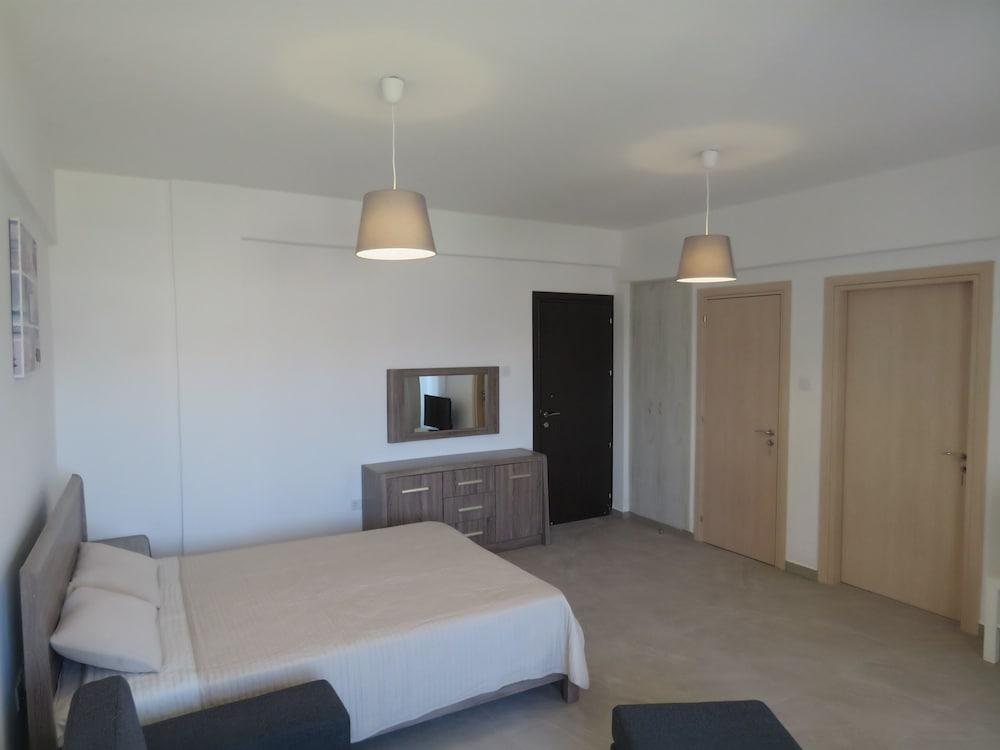 Polyxeni Hotel Apartments Лимасол Екстериор снимка