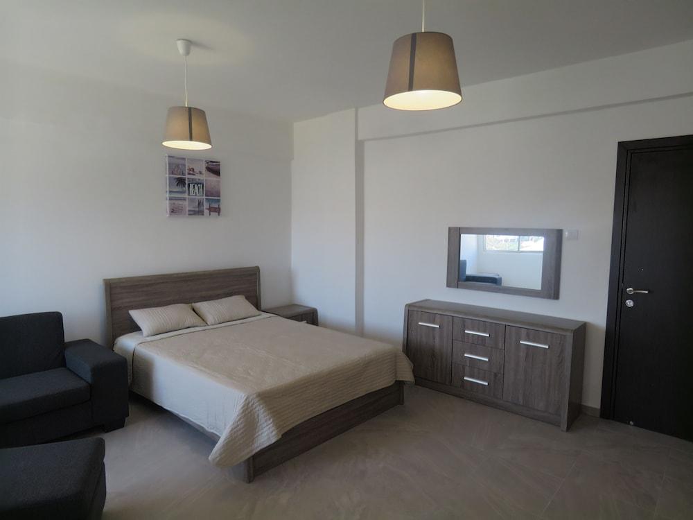Polyxeni Hotel Apartments Лимасол Екстериор снимка